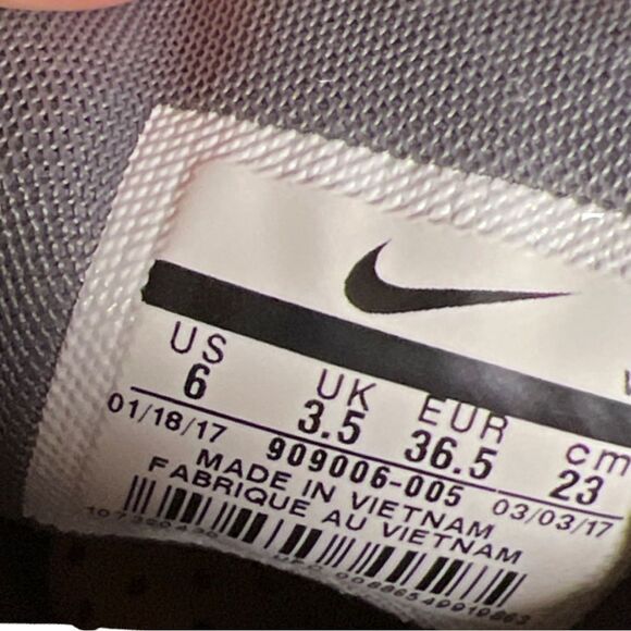 Like New Women’s Nike size 6 Purple & Gray Run Swift Sneakers - Picture 4 of 8